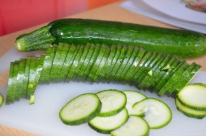 preparazione cous cous zucchine e gamberetti