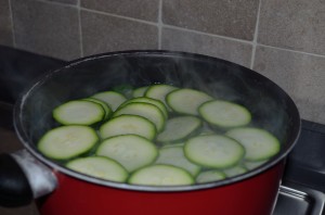 preparazione cous cous zucchine e gamberetti