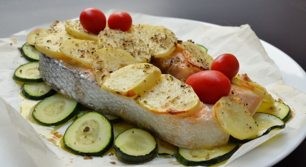 salmone al forno con patate e zucchine