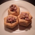 I vol-au-vent ai funghi e prosciutto sono uno dei miei cavalli di battaglia della categoria antipasti insieme alle cappesante gratinate: sono semplici e veloci da cucinare e sono ideali quando […]