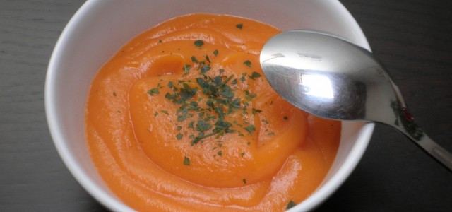 Con la speranza che il tempo diventi finalmente primaverile e che arrivi il caldo, posto questa ricetta che spero sia l’ultima vellutata e zuppa della stagione. Di cosa sto parlando?...