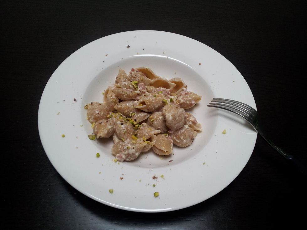 Pasta con mortadella, formaggio e pistacchi