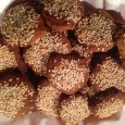 Se mi seguite da un po’ saprete che biscotti e cheesecake sono la mia passione. Oggi vi propongo dei biscotti ricoperti di sesamo, una ricetta semplicissima ma d’effetto che ho […]