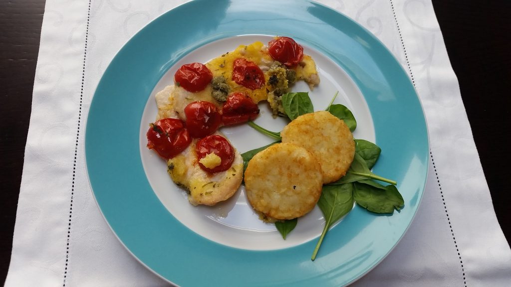 Petto di pollo saporito al forno con pomodorini e capperi