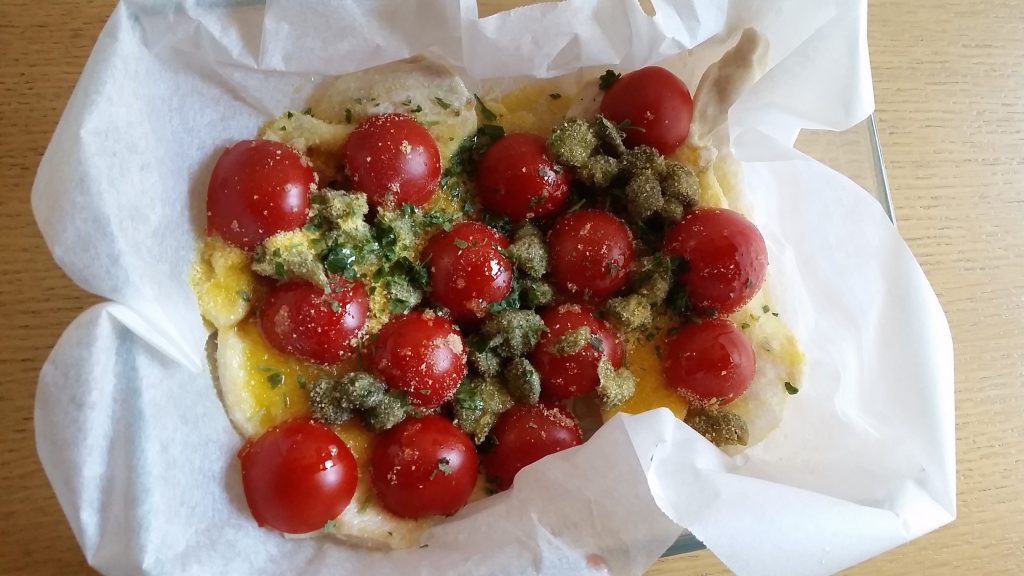 Petto di pollo saporito al forno con pomodorini e capperi