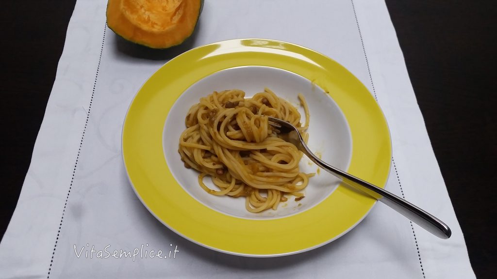 spaghetti in crema di zucca e lenticchie