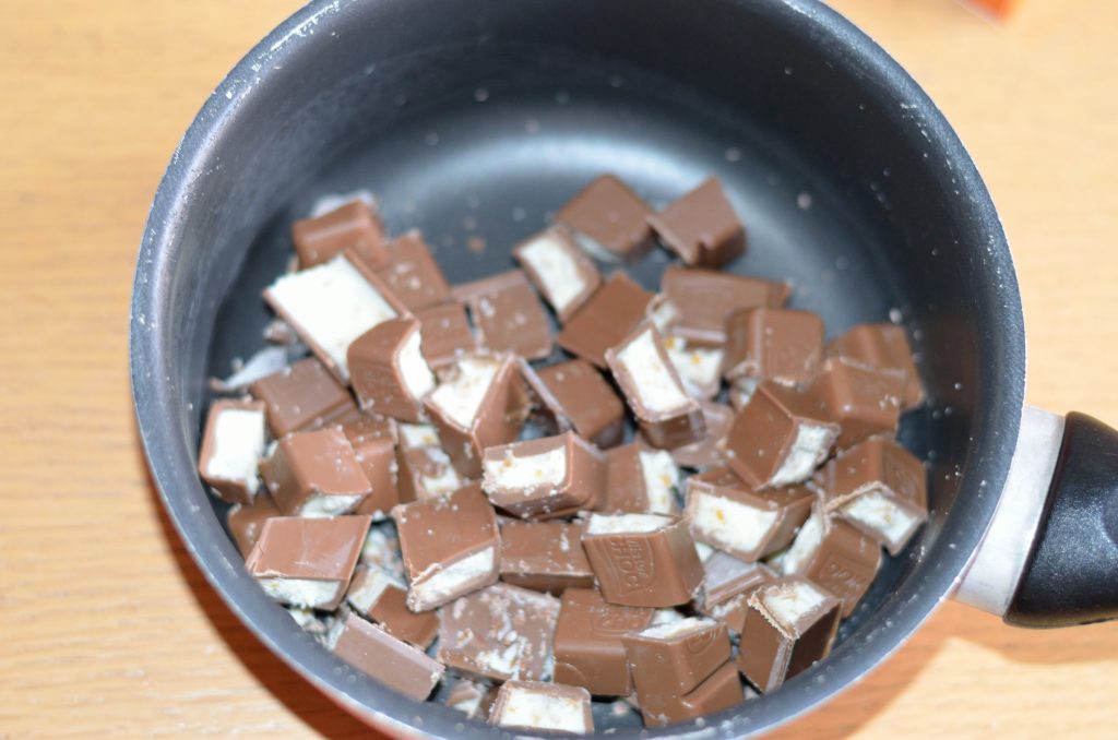 cheesecake alle barrette al cioccolato e caramello preparazione