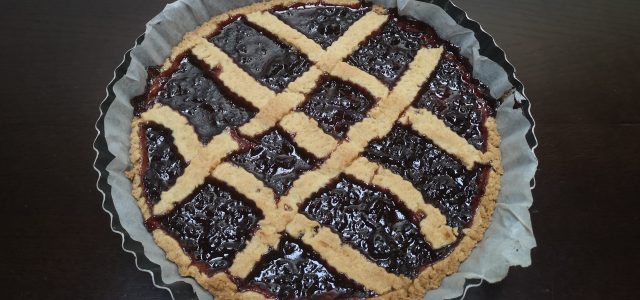 La crostata di pasta frolla alla marmellata è uno dei dolci classici e genuini che tutti apprezzano. Per ottenere un’ottima crostata alla marmellata servono una buona pasta frolla e dell’ottima […]