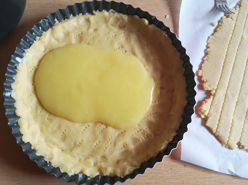 preparazione crostata con crema al limone