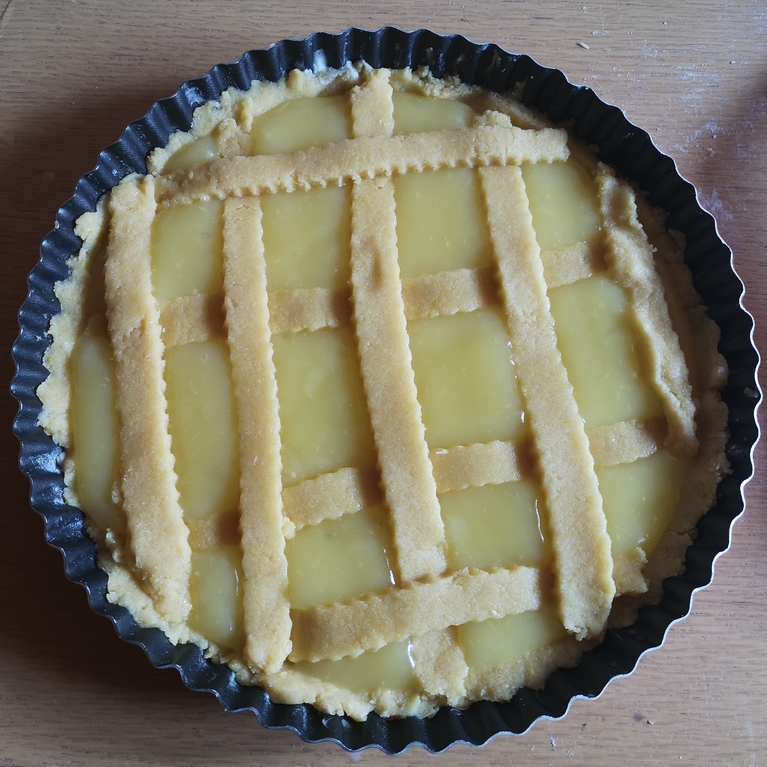 preparazione crostata con crema al limone