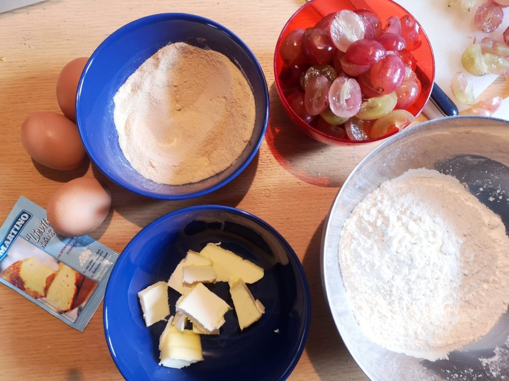 preparazione torta all'uva: ingredienti